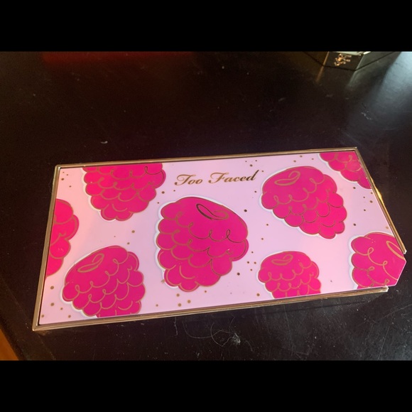 Too face razzle dazzle berry eye shadow - Picture 2 of 3